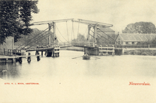 13771 Gezicht op de Vecht en de ophaalbrug te Nieuwersluis (gemeente Loenen aan de Vecht) uit het zuidwesten.